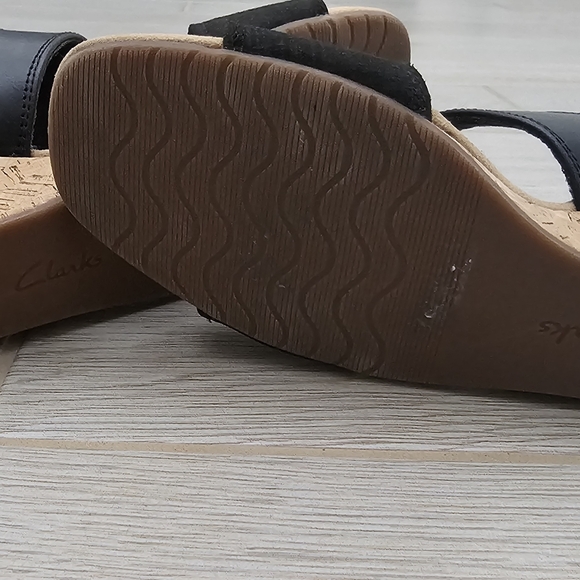 Sandals ClarksWomen's Kyarra Faye Slingback Wedge 9.5 Black - Picture 5 of 7